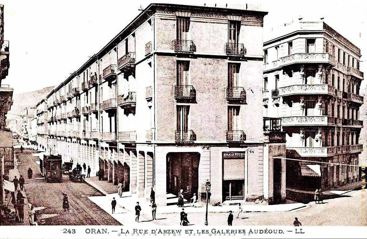 3011- Oran - Rue d' Arzew et Galeries Audeoud.jpg